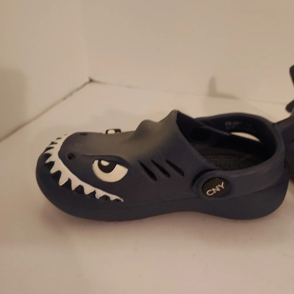 Capelli New York Navy Shark Clogs in Size 7 - Picture 7 of 10